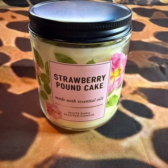 White Barn Strawberry Pound Cake Candle - Picture 1 of 4